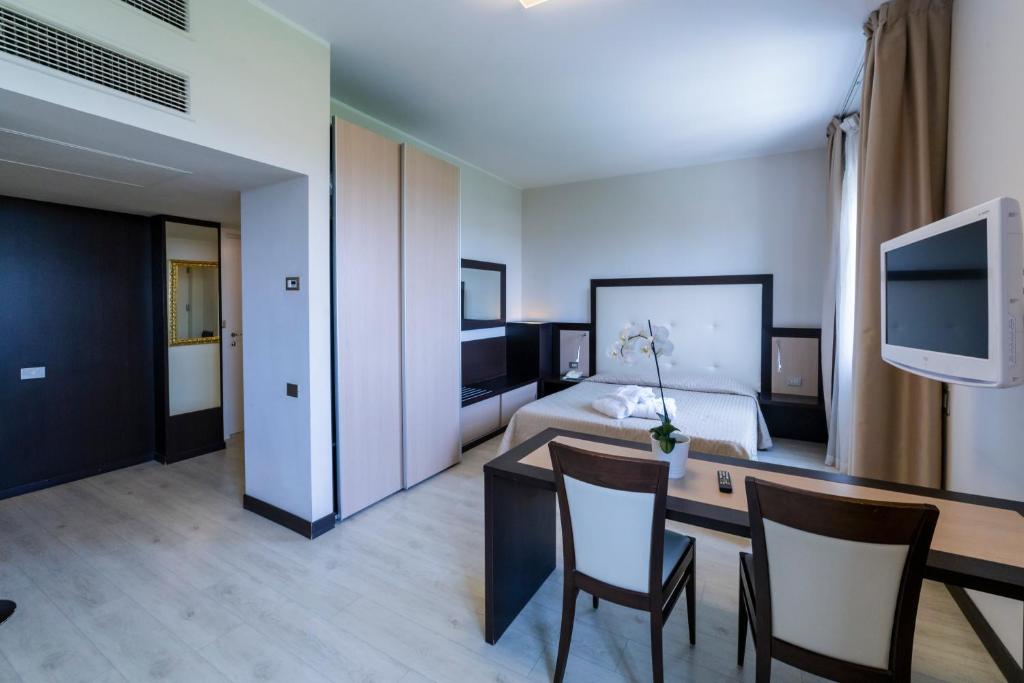 TV a/nebo společenská místnost v ubytování Suite Hotel Elite