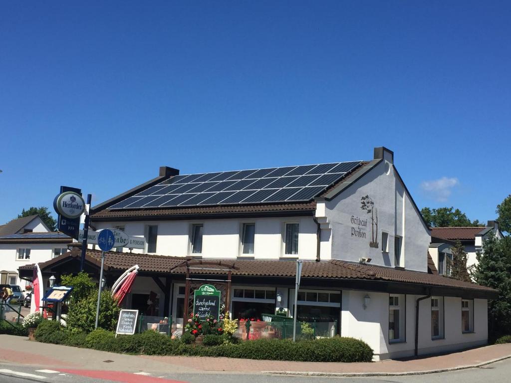 グロヴェにあるGasthaus & Pension "Zur Schaabe"の屋根の太陽光パネル付き建物