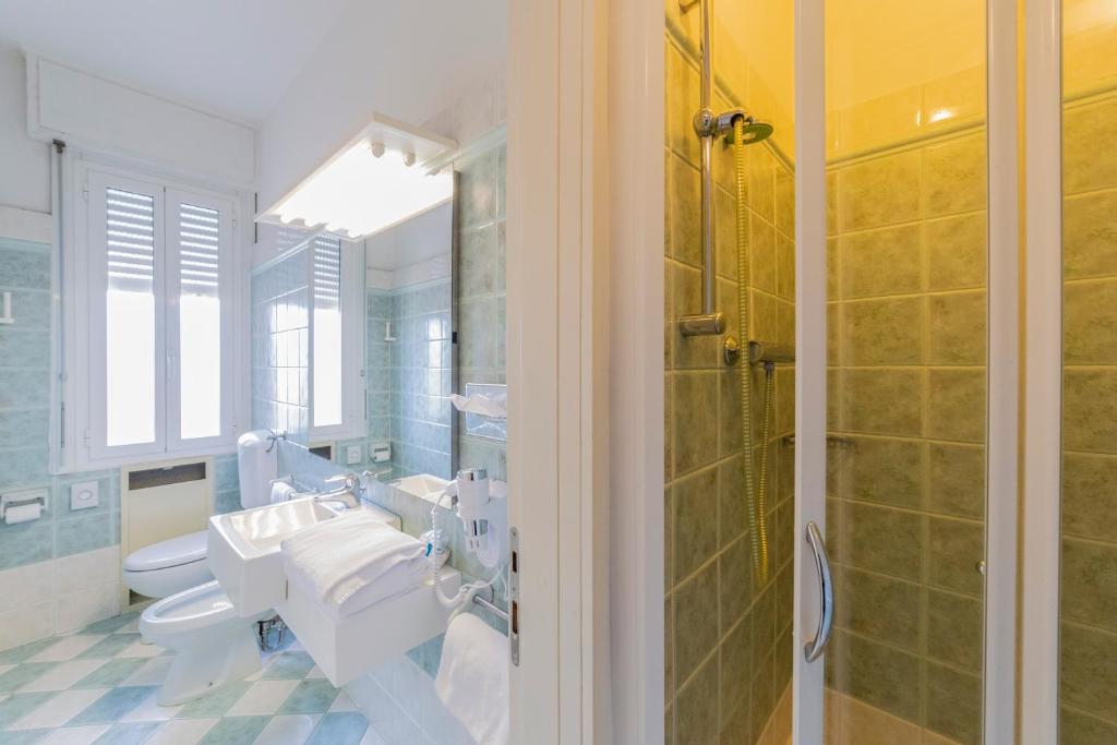 Koupelna v ubytování Suite Hotel Elite