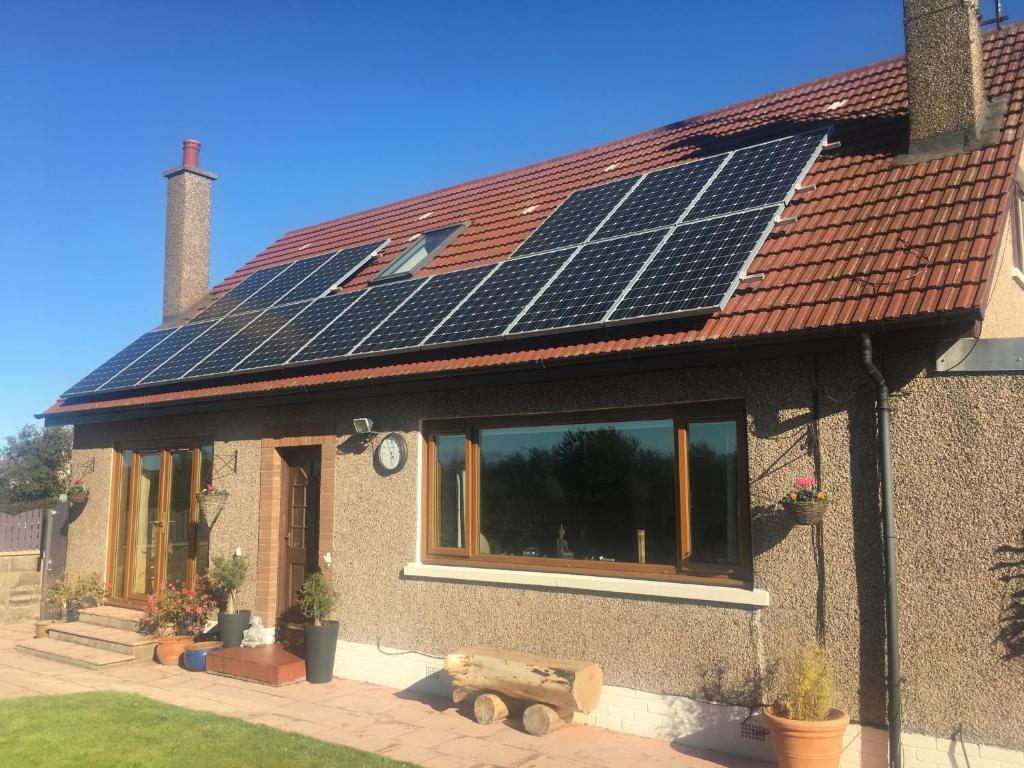een huis met zonnepanelen op het dak bij Greenbank Bed & Breakfast in Montrose
