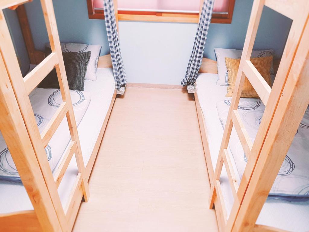 Palanda nebo palandy na pokoji v ubytování Tongyeong Episode Guesthouse