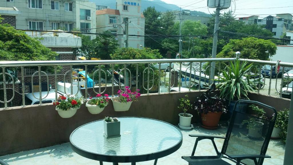 Balkón nebo terasa v ubytování Tongyeong Episode Guesthouse