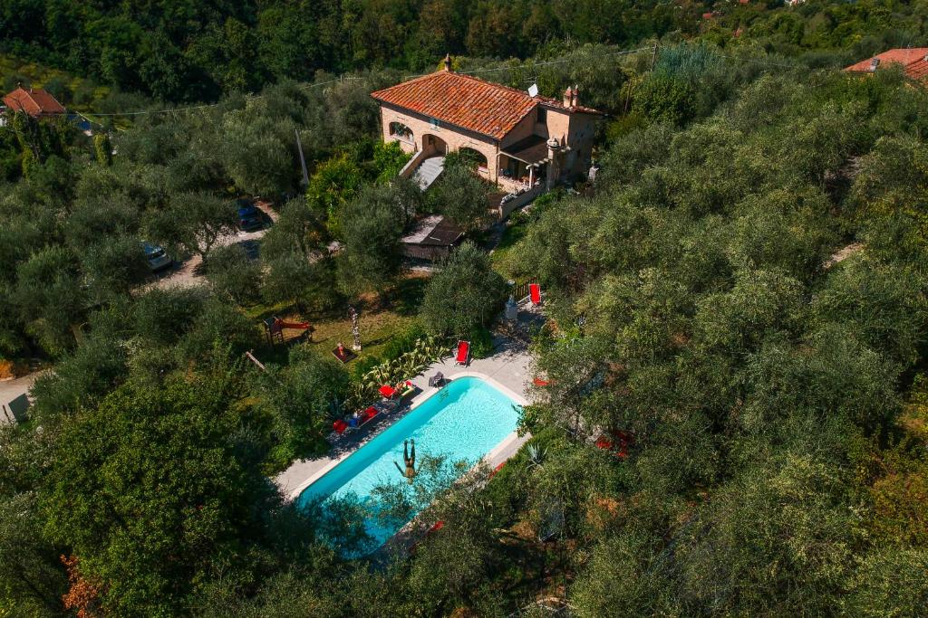 an aerial view of a house and a swimming pool at Casa Del Sole in Camaiore