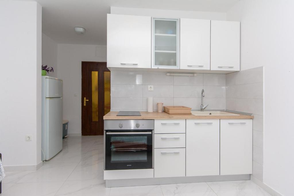 Kuchyň nebo kuchyňský kout v ubytování Ratak House