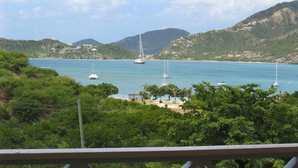 - Vistas a una playa con barcos en el agua en Tony's Cottage, en English Harbour Town