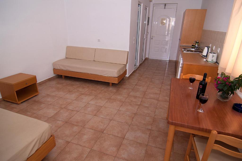 Lambis Studios & Apartments - 11