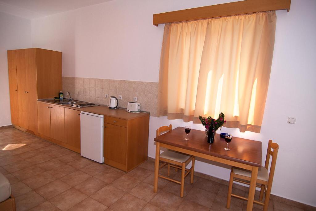 Lambis Studios & Apartments - 6