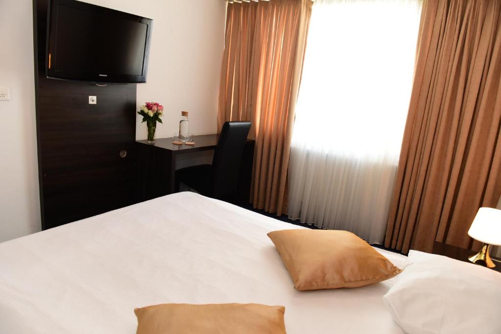 
Ein Bett oder Betten in einem Zimmer der Unterkunft Hotel Töss
