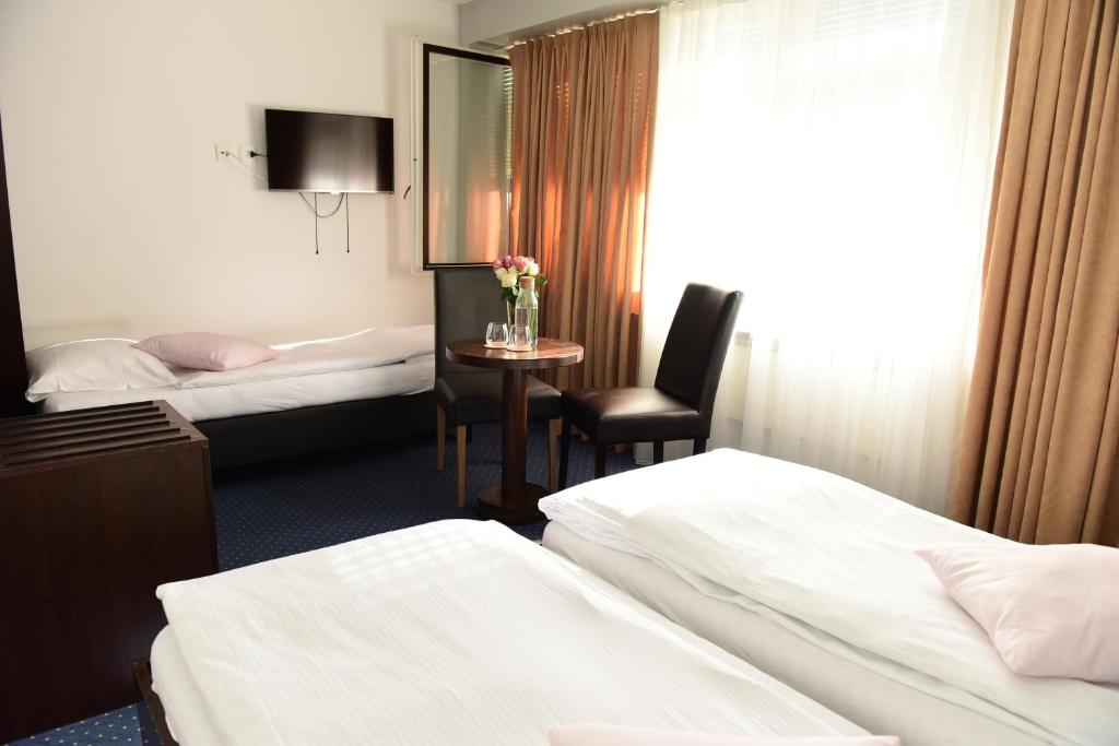 Postel nebo postele na pokoji v ubytování Hotel Töss