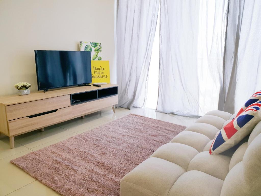 TV a/nebo společenská místnost v ubytování Trefoil Setia Alam- Simple No 5- Near Setia City Mall & Convention Centre