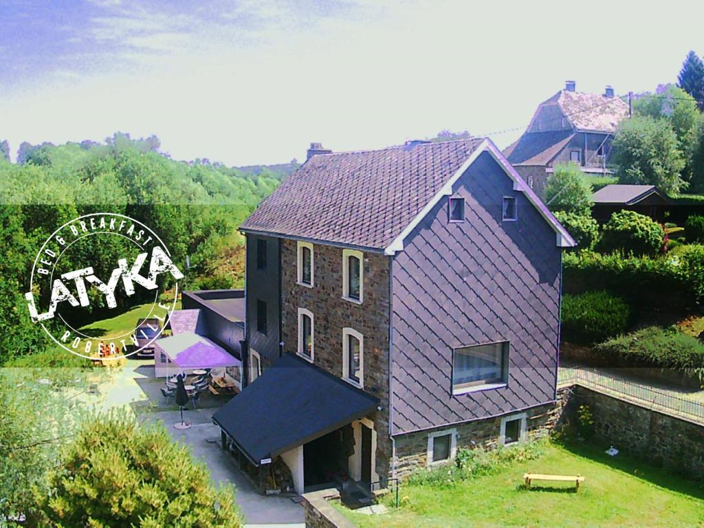 een luchtfoto van een huis met een bord bij LATYKA B&B in Robertville