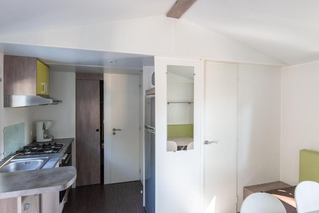 Kuchyň nebo kuchyňský kout v ubytování Camping Les Maraises