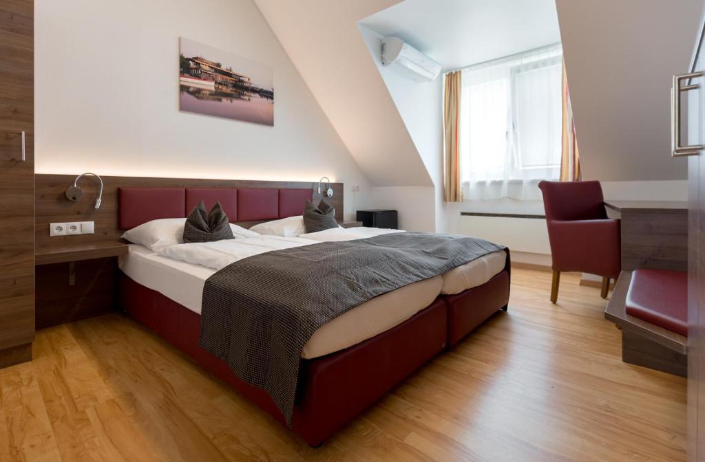 Postel nebo postele na pokoji v ubytování Hotel am See Rust