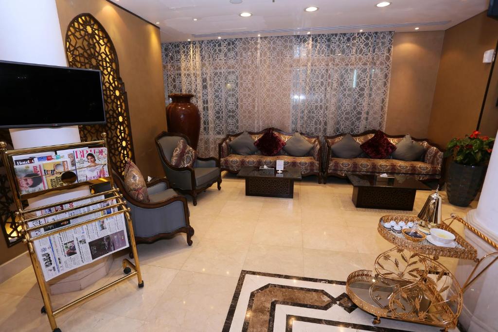 Гостиная зона в Al Hamra Hotel