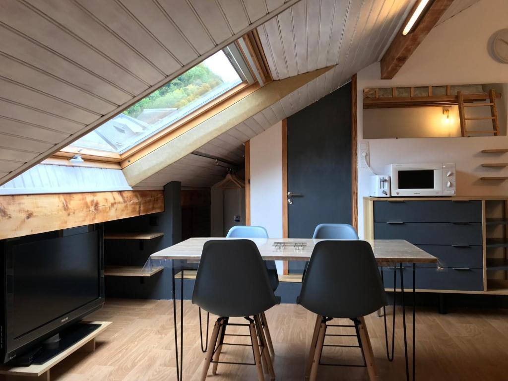 une salle à manger avec une table et des chaises et une fenêtre dans l'établissement Joli studio 4P entre télécabine et Commerces, à Cauterets