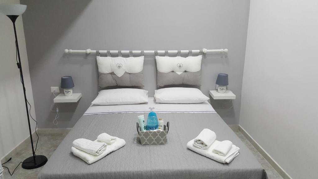 una camera da letto con un letto e asciugamani di Five house a Napoli