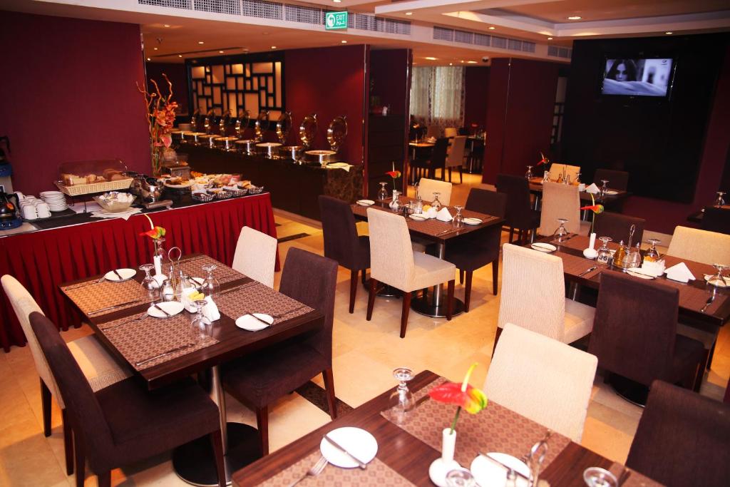 Гостиная зона в Al Hamra Hotel