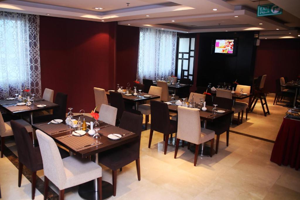 Гостиная зона в Al Hamra Hotel