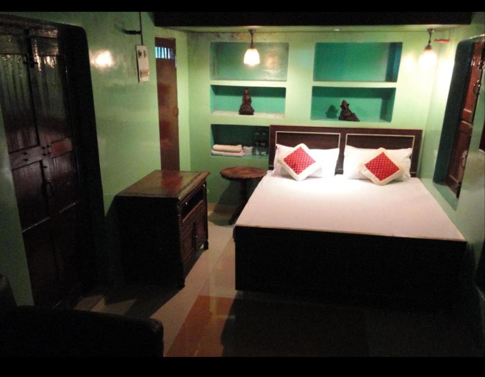Uma cama ou camas num quarto em Shiva Guest House
