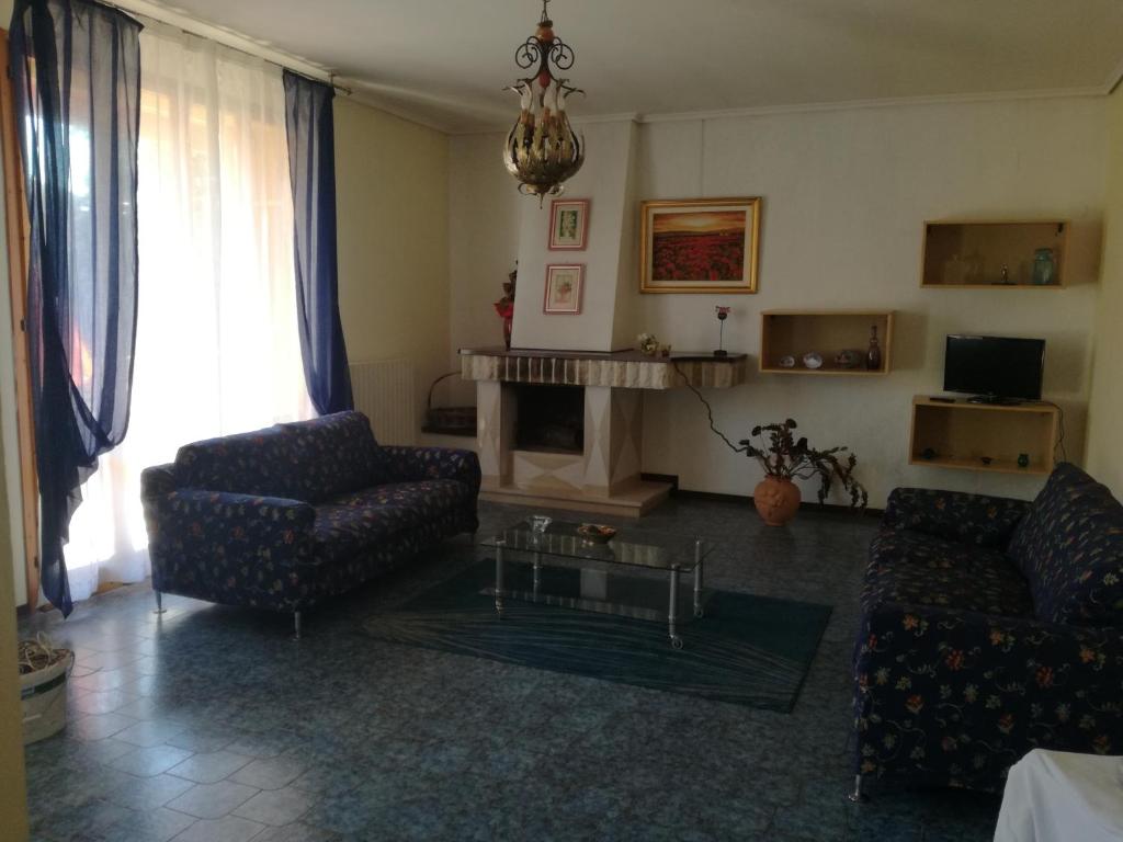 - un salon avec un canapé et une cheminée dans l'établissement Un'oasi di pace in centro, à San Severo