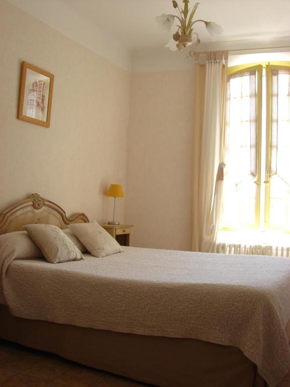 Postel nebo postele na pokoji v ubytování Hôtel Le Siècle