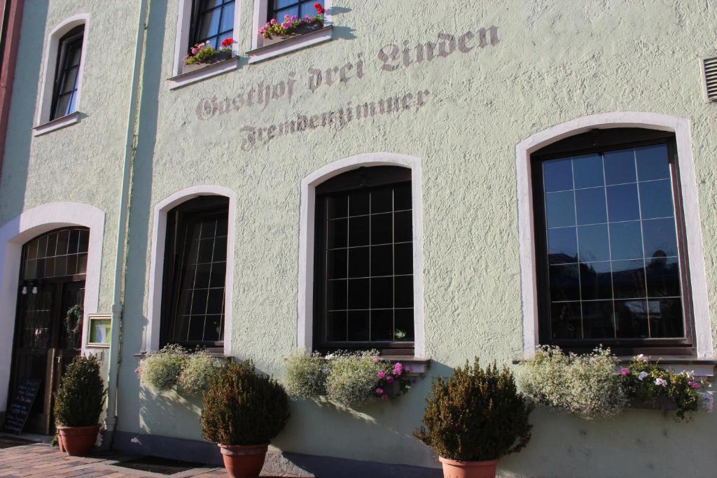 un edificio con plantas delante de él en Gasthof Drei Linden en Bamberg