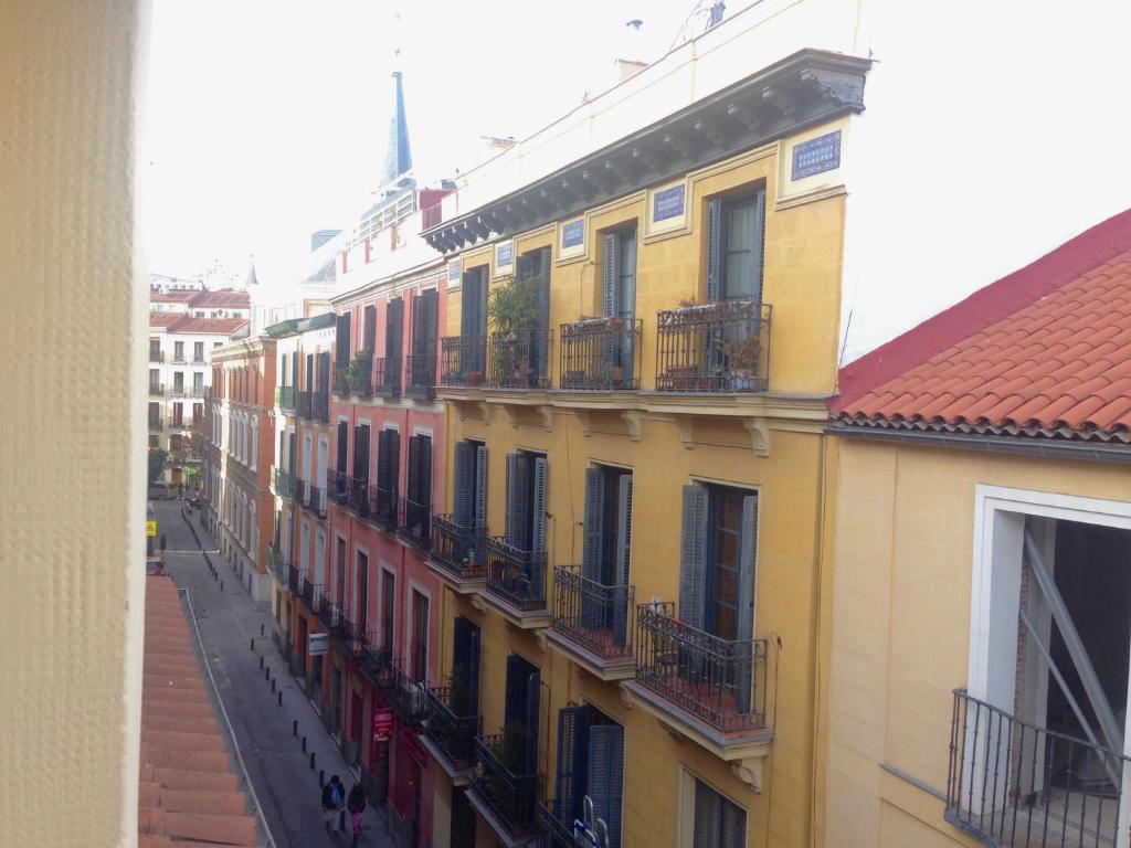 una fila de edificios con balcones en una calle en Barco Boutique en Madrid