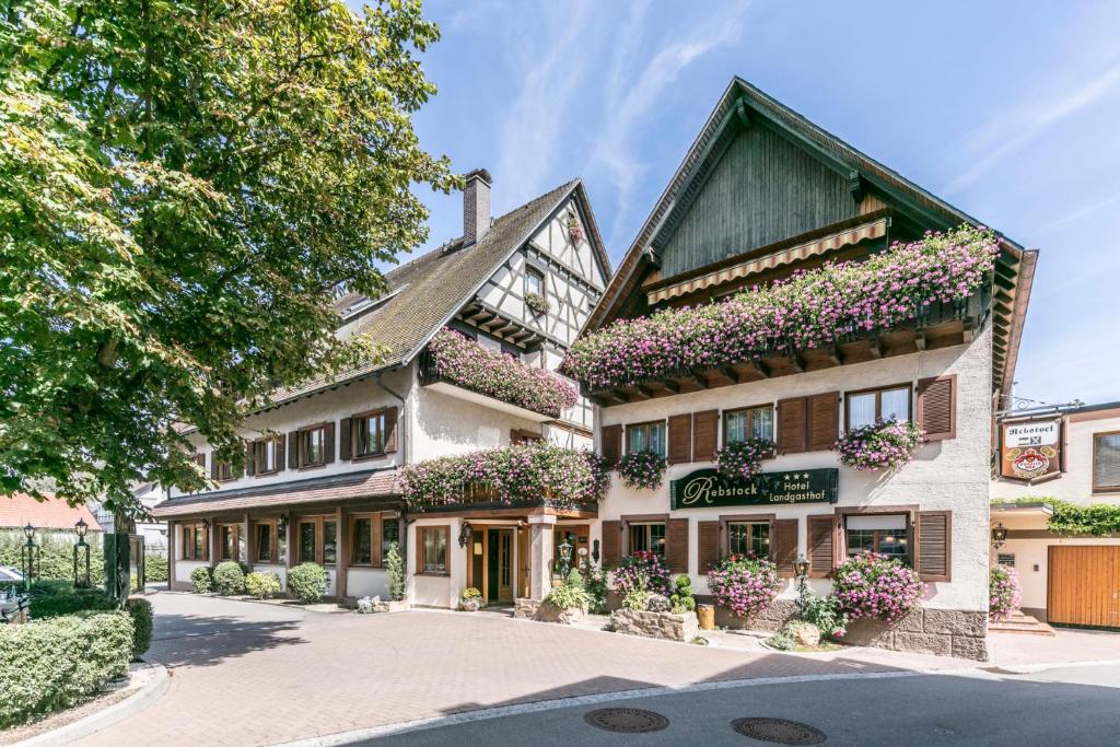 a building with flowers on the side of it at Hotel - Landgasthof Rebstock in Nimburg