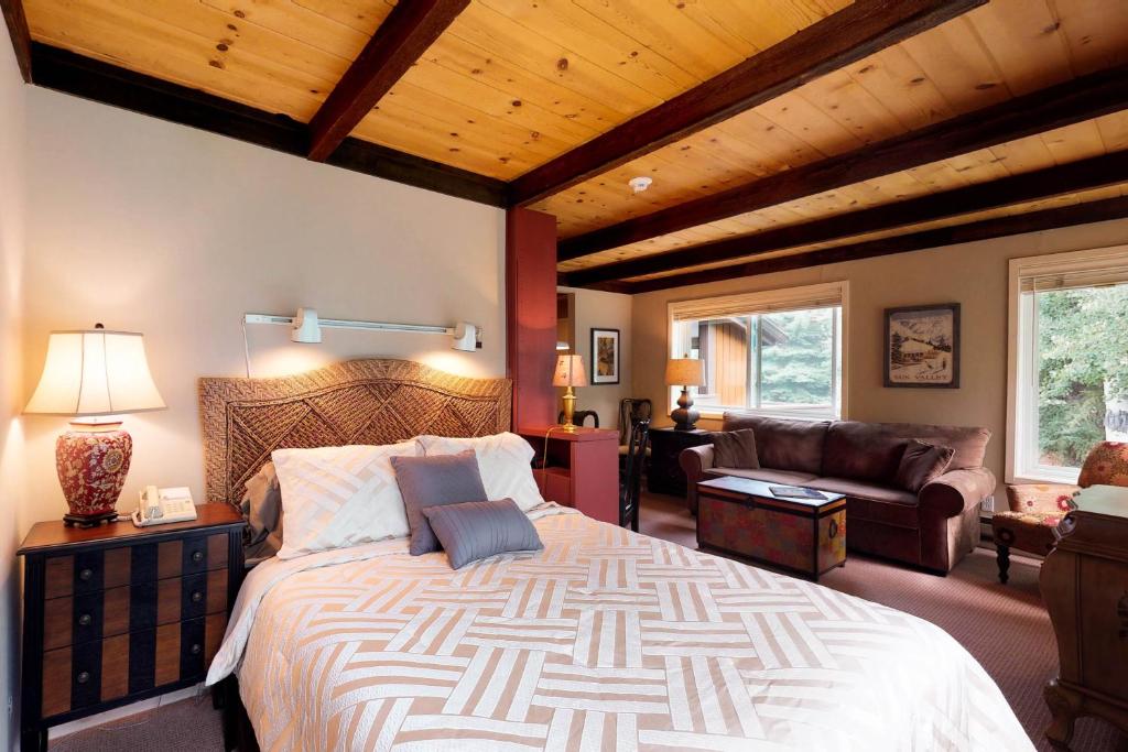 a bedroom with a large bed and a couch at Delightful Atelier Getaway in Sun Valley