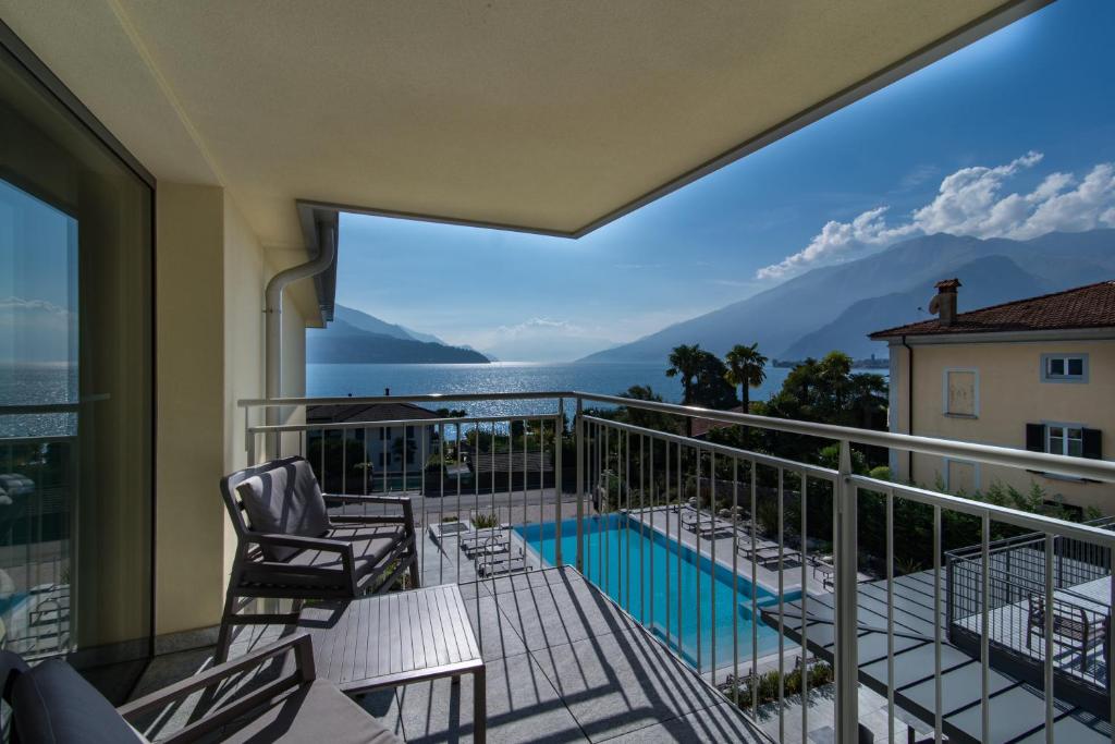 balkon z widokiem na ocean w obiekcie Hotel Domaso w mieście Domaso