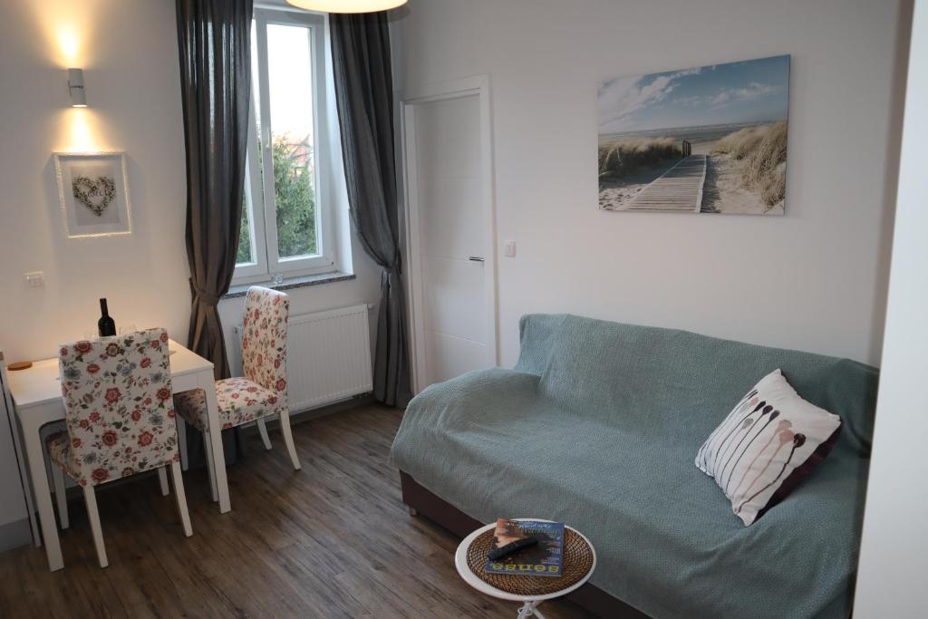 ein Wohnzimmer mit einem Sofa und einem Tisch in der Unterkunft The Luxury Marija Apartment in Zagreb
