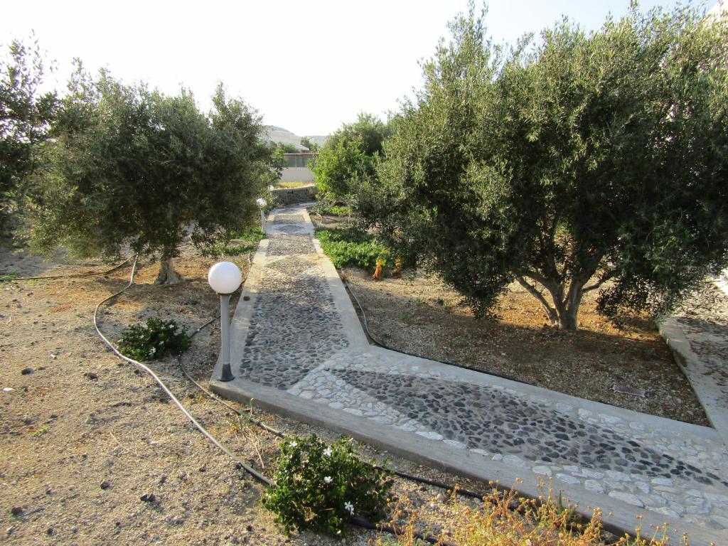 Un jardín fuera de Hotel Perissa