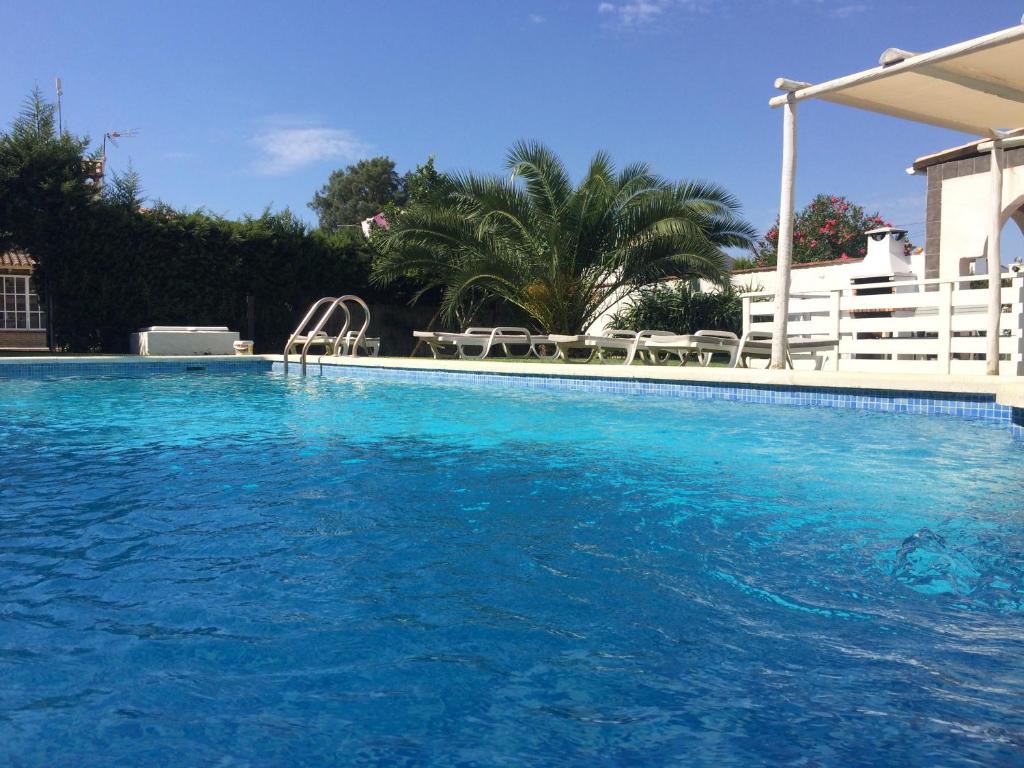 una piscina de agua azul en una casa en Villa Conil, en Conil de la Frontera