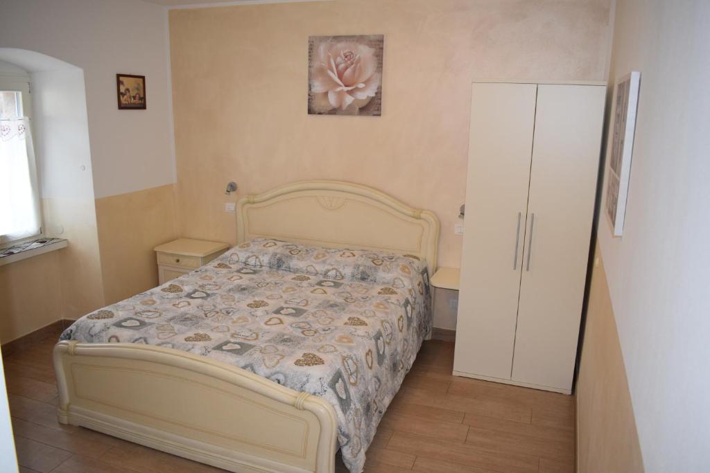 1 dormitorio pequeño con 1 cama y armario en B&B al Capitello, en Trento