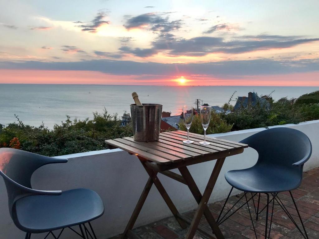 サン・タドレッスにあるCiel&Merのテーブルと椅子2脚、海の景色を望むバルコニー