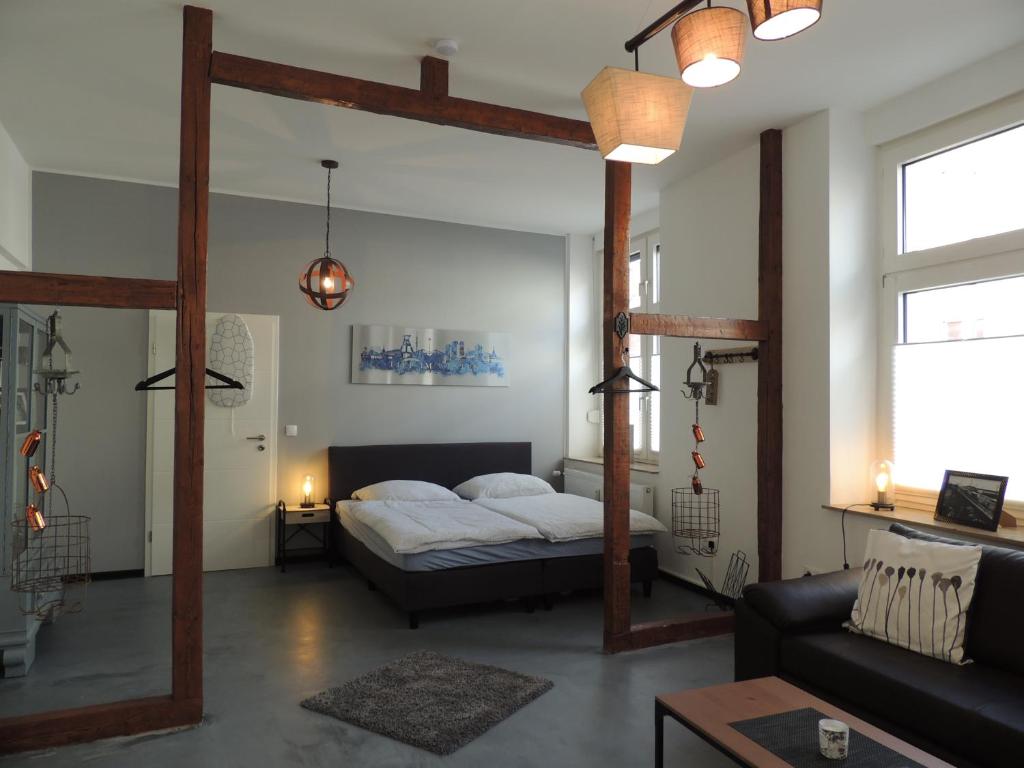 ゲルゼンキルヒェンにあるZentrales Apartment in Gelsenkirchenのベッドルーム1室(ベッド1台付)、リビングルーム(ソファ付)