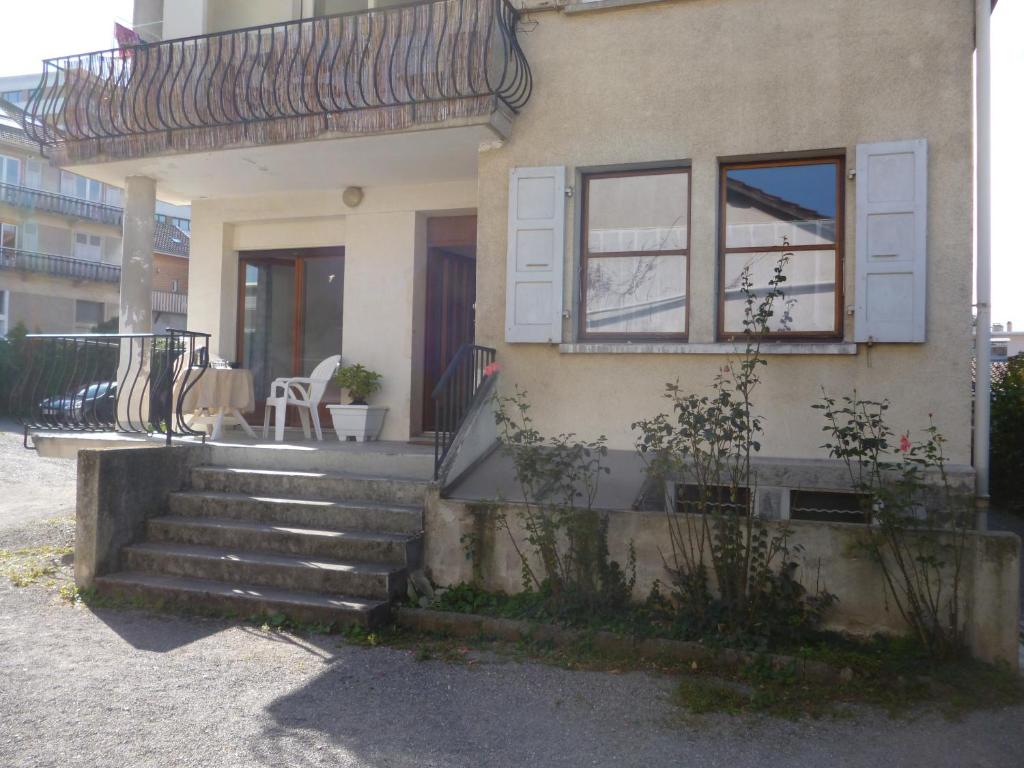 une maison avec un escalier et une fenêtre dans l'établissement 4 Clarence app avec parking Hyper centre Thonon, à Thonon-les-Bains