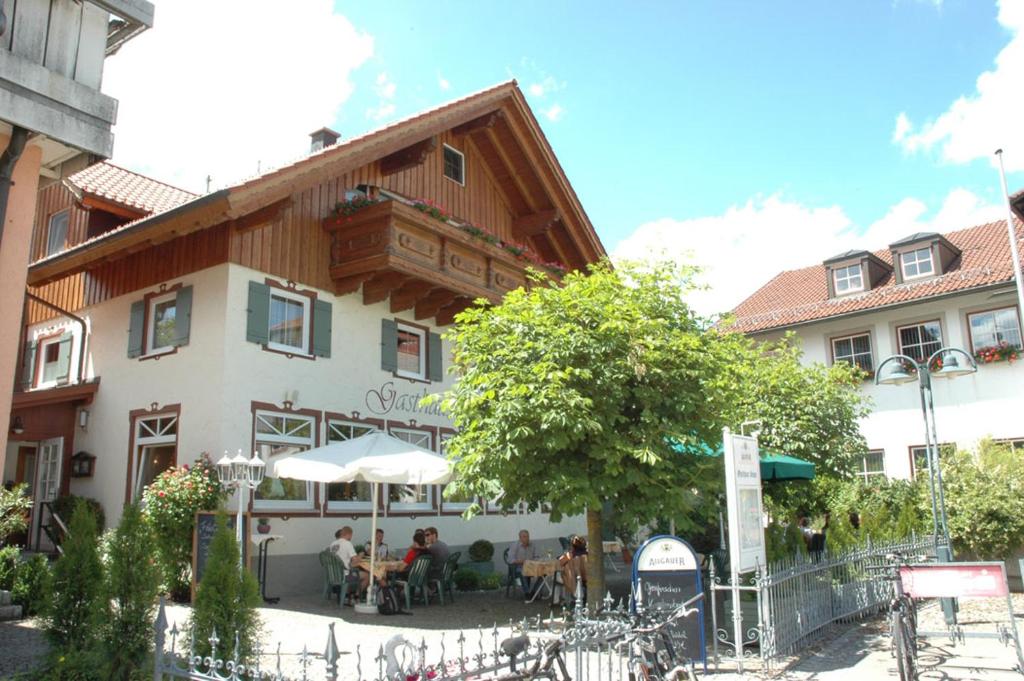 Ein Gebäude mit Leuten, die draußen sitzen. in der Unterkunft Gasthaus Sonne in Altusried