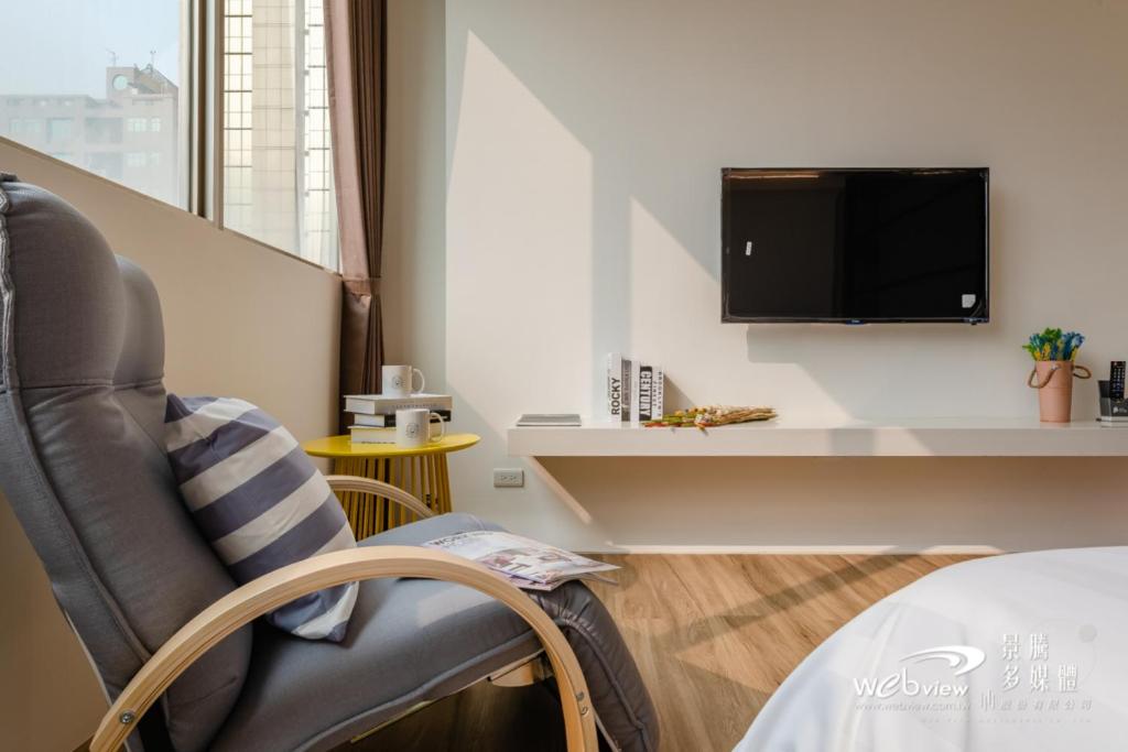 TV a/nebo společenská místnost v ubytování 玩行旅台北分館