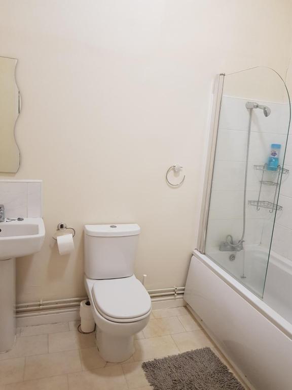 A bathroom at The Crescent Budget Hotel 