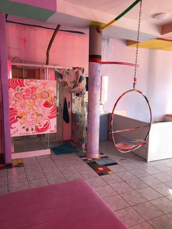 Hotel sebarozvoja s možnostou získania poznania a inšpirujúcich prostriedkov na uplatnovanie vedomia, premenu seba a prostredia interiéru - Resim 21