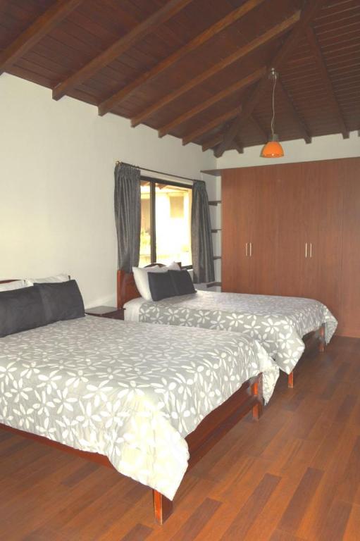 Postel nebo postele na pokoji v ubytování Quito Airport Suites Hotel