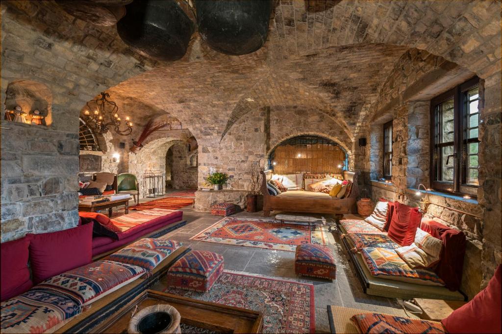 a large living room with a stone wall at Eremito in Parrano