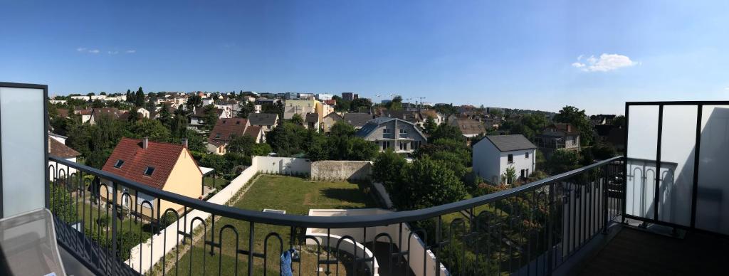 uma vista da cidade a partir da varanda de uma casa em 35m2 neuf, plein sud, dernier etage avec terrasse em Noisy-le-Grand