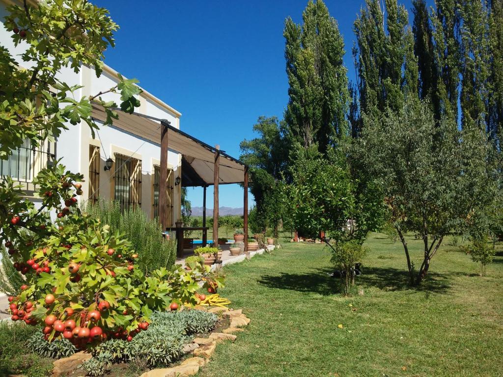 een tuin met appels en bomen en een gebouw bij Finca La Penúltima-Posada in San Rafael