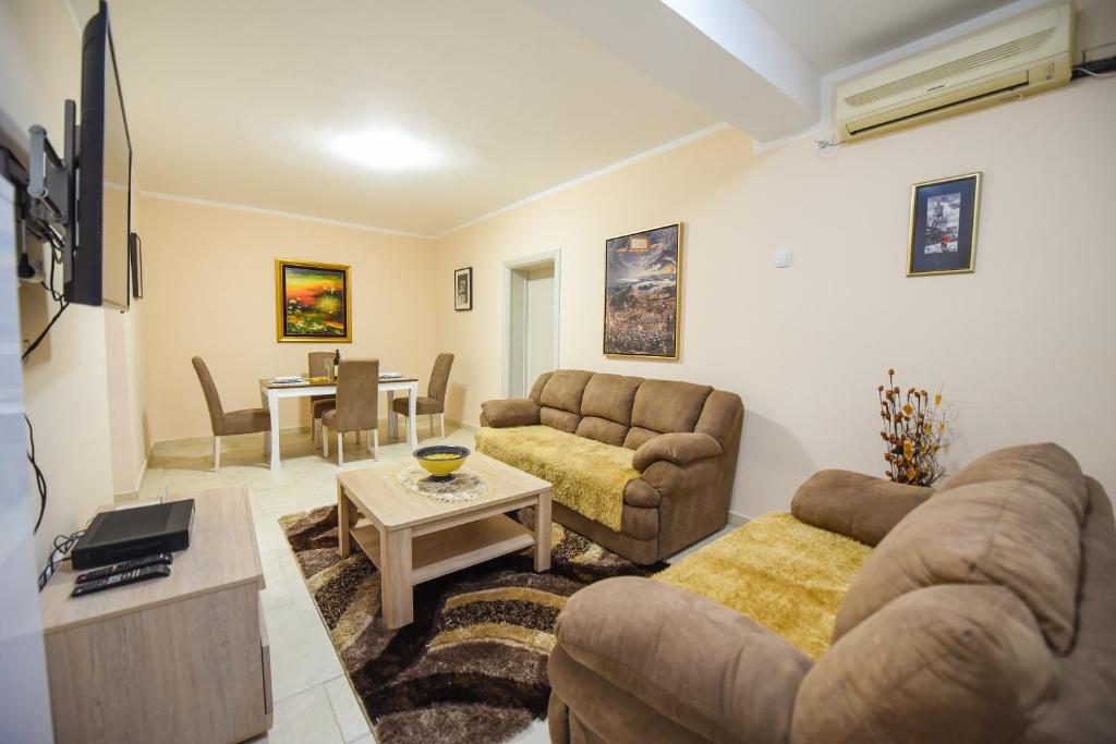 - un salon avec un canapé et une table dans l'établissement Apartman Centar 1, à Podgorica