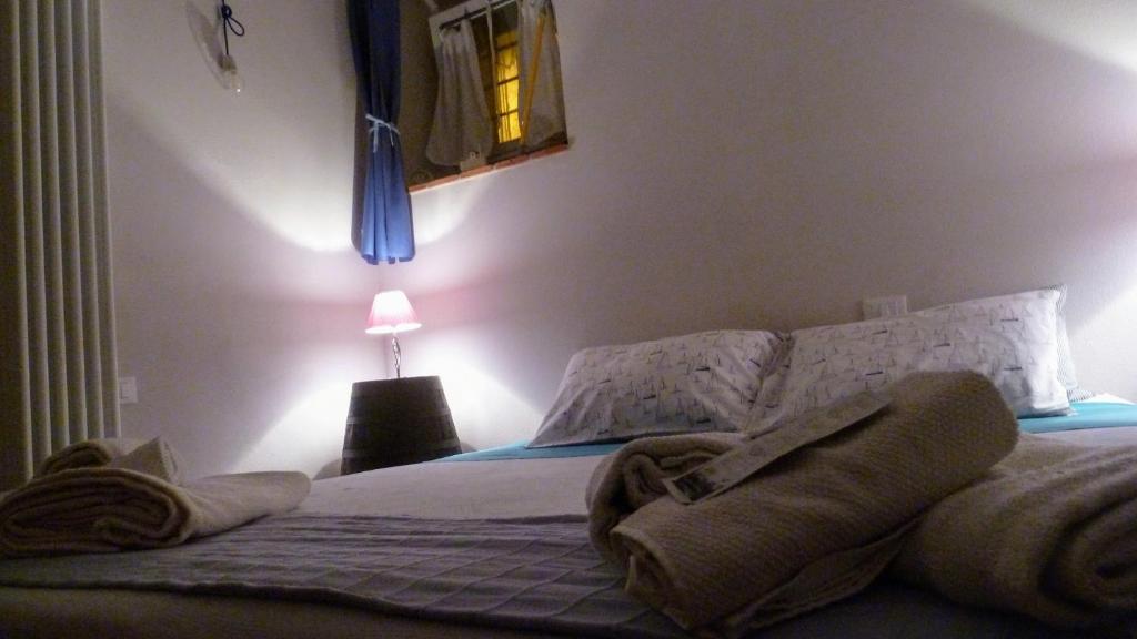 カシャーナ・テルメにあるCiglieri SantErmo Casciana Terme Lariのベッドルーム(ランプ付)