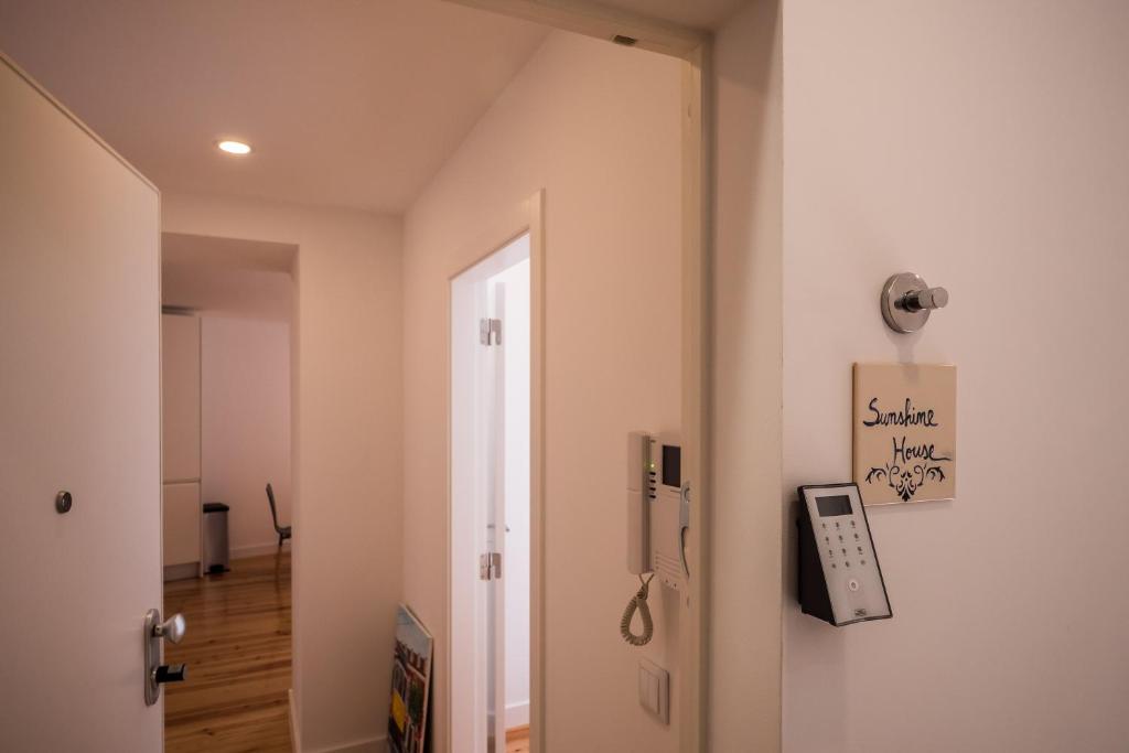 um quarto com uma porta com um controlo remoto na parede em Sunshine House - Exclusive Apartment - Home By The Castle em Lisboa