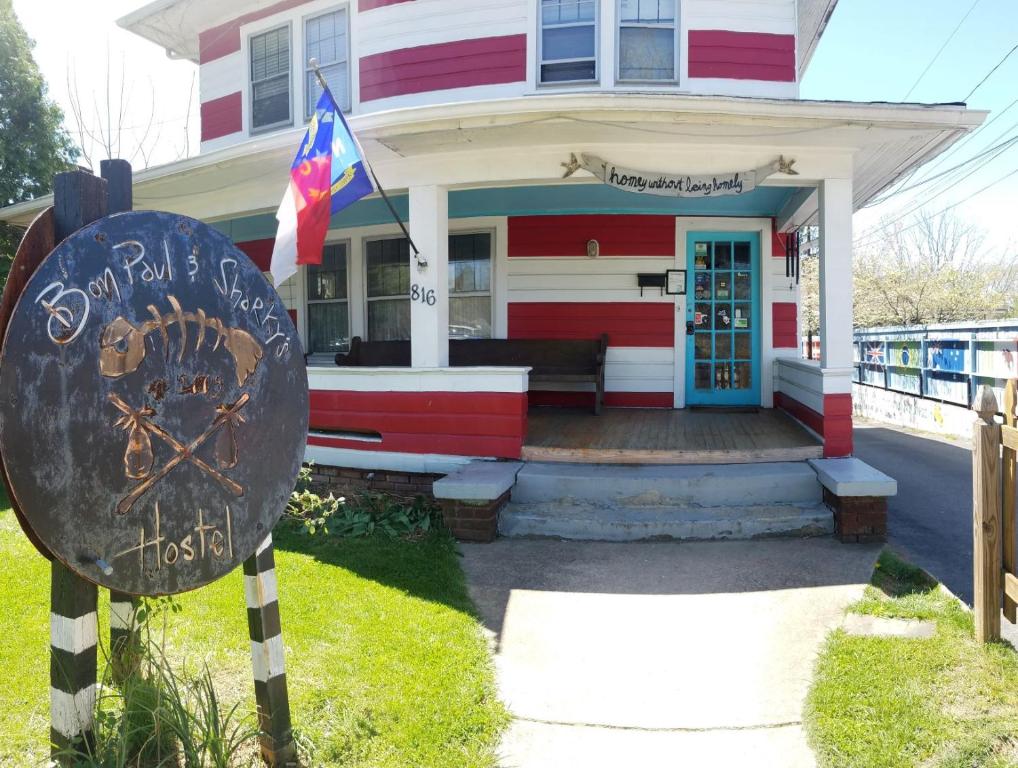 una casa con un cartel delante de ella en Bon Paul & Sharky's Hostel en Asheville