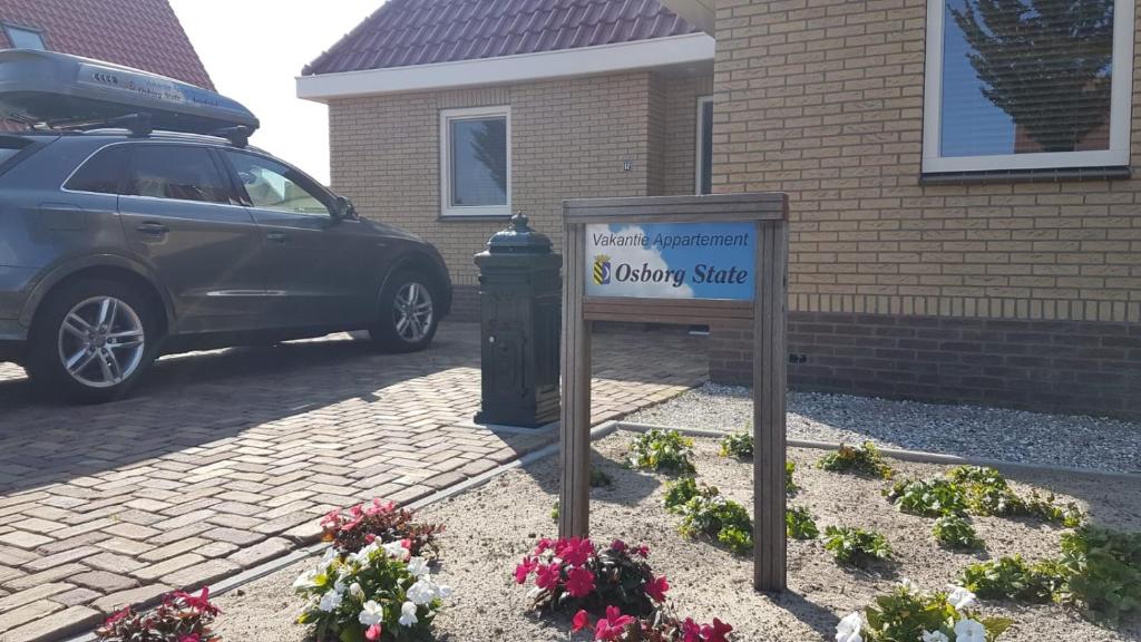 una señal frente a una casa con parquímetro en Osborg State en Buren